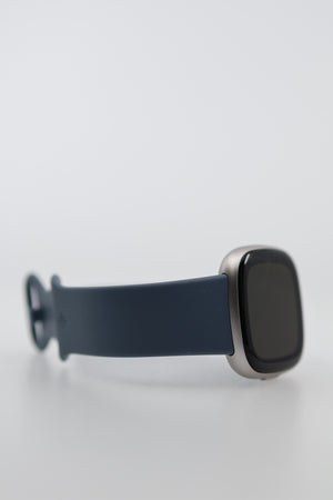 Fitbit Versa 4 side profile with blue band