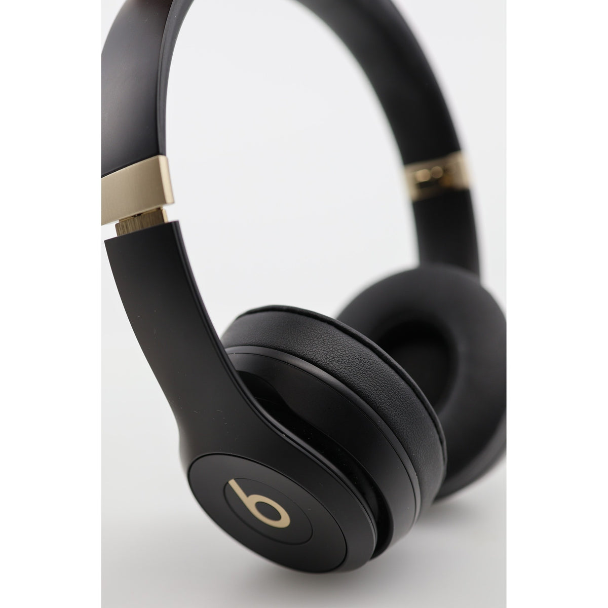 Beats Solo 4 Wireless On-Ear Headphones 50Hr Black & Gold Open Box — photo 5
