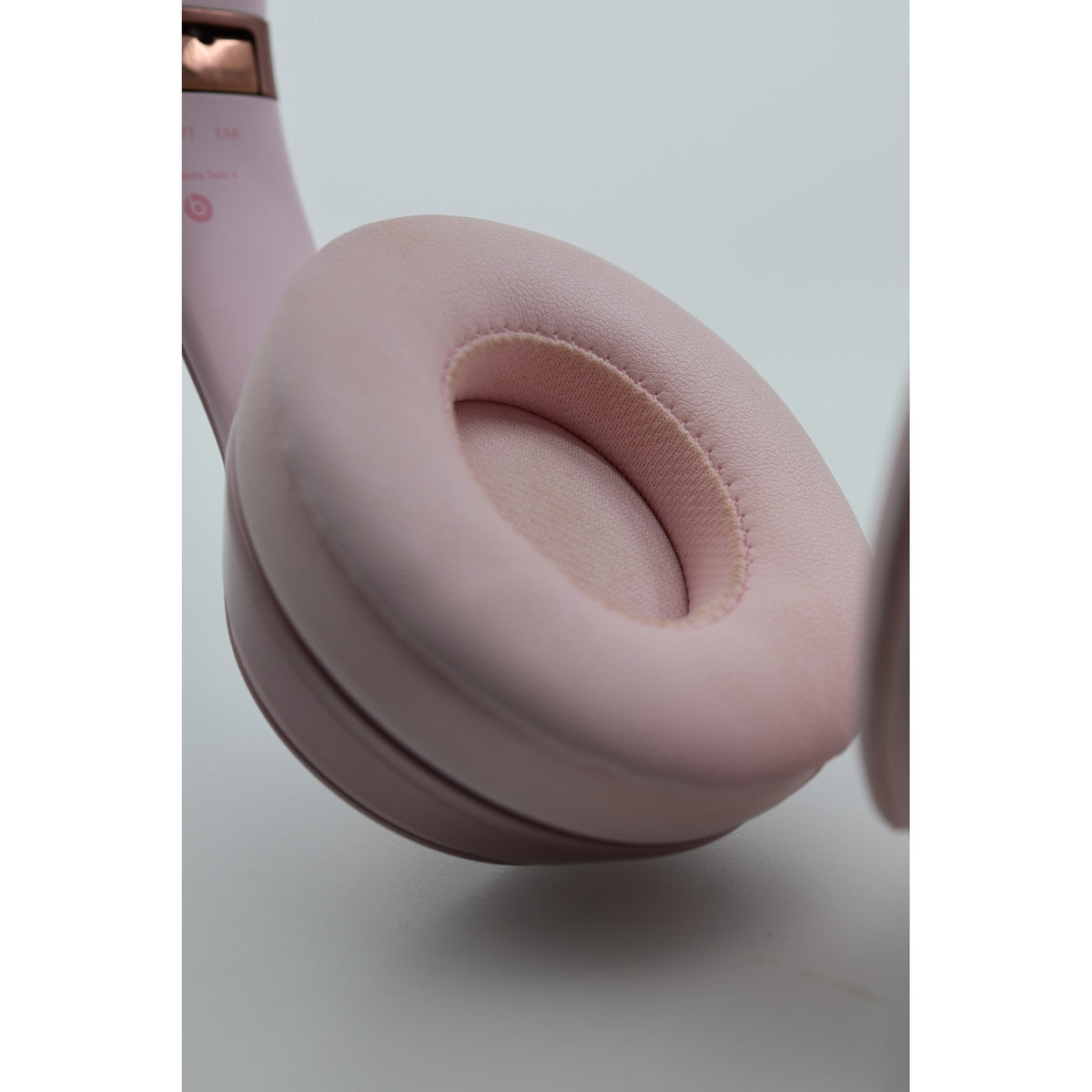 Beats Solo 4 Wireless On-Ear Headphones Metallic Pink Open Box — photo 5