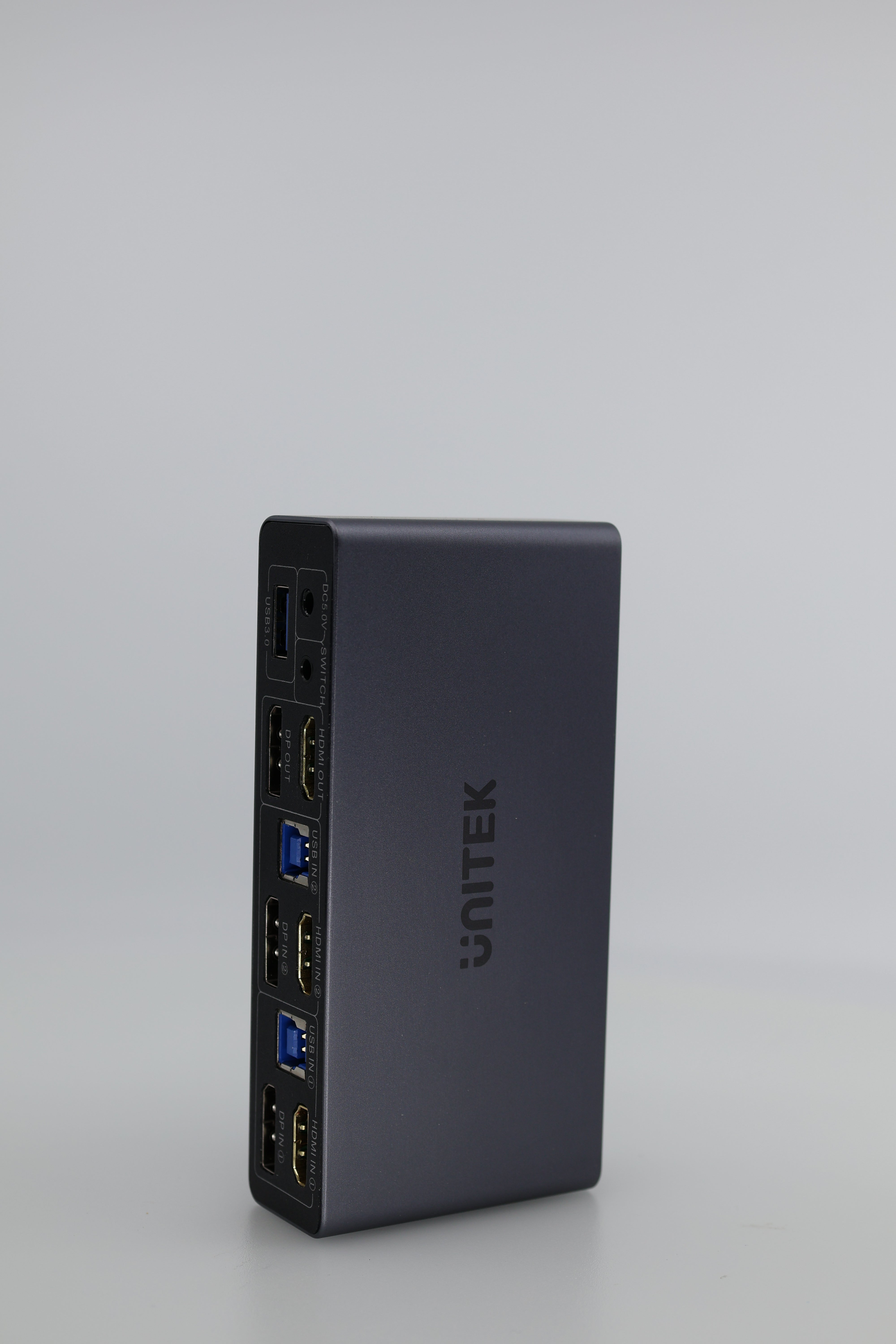 Unitek KVM Switch with accessories