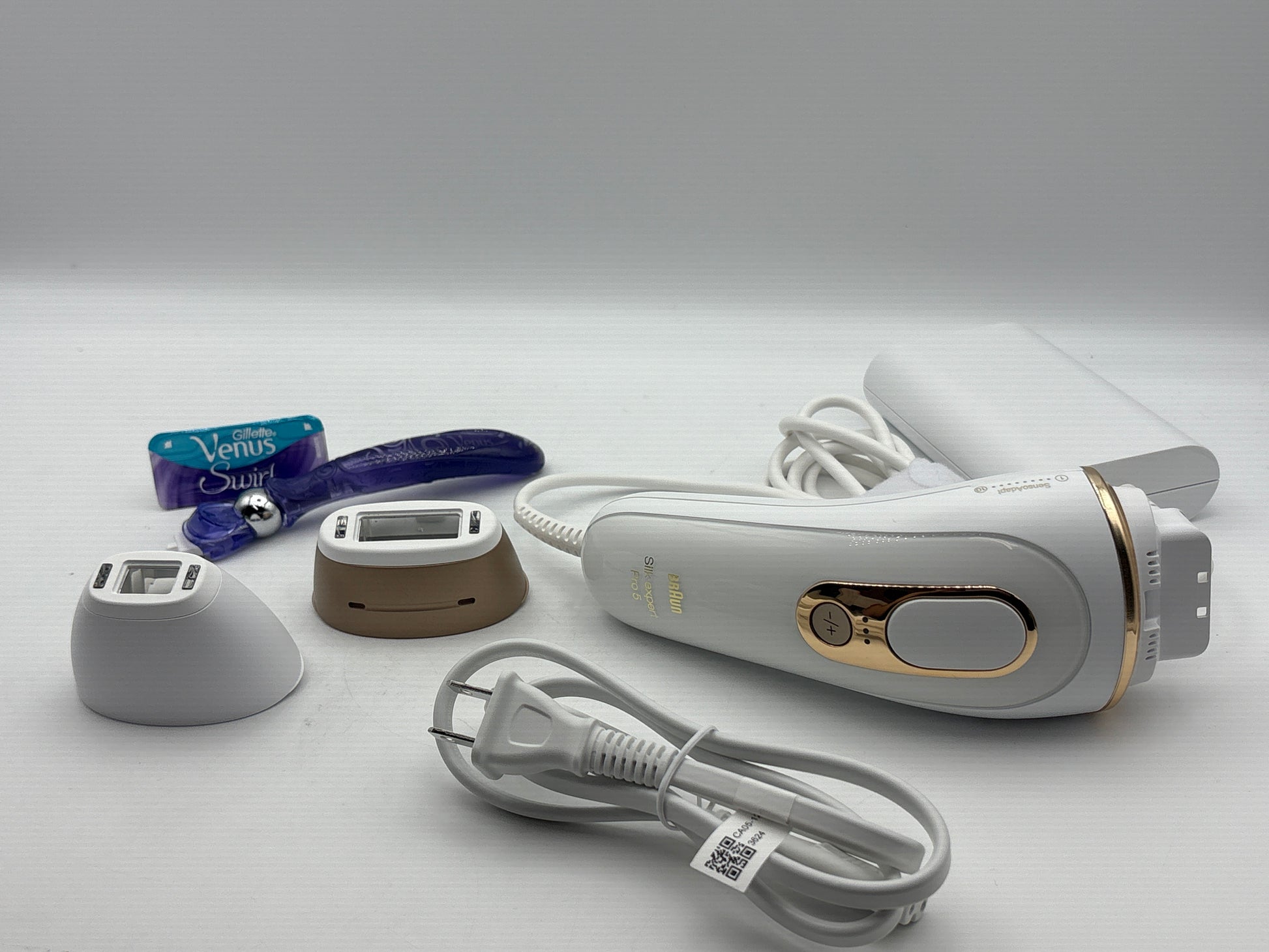 Braun IPL device with Venus Swirl razor