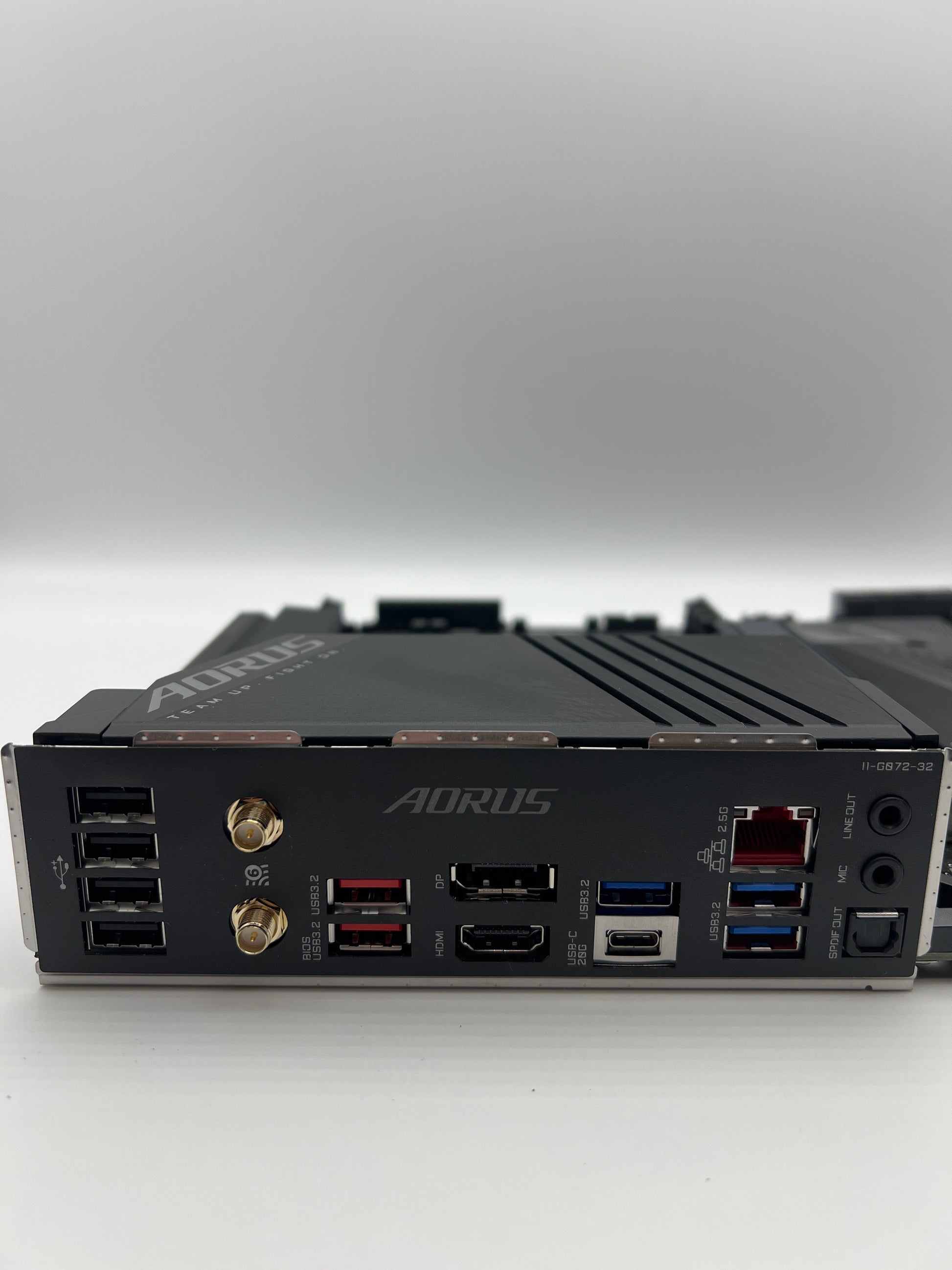 GIGABYTE Z790 AORUS Elite AX side view