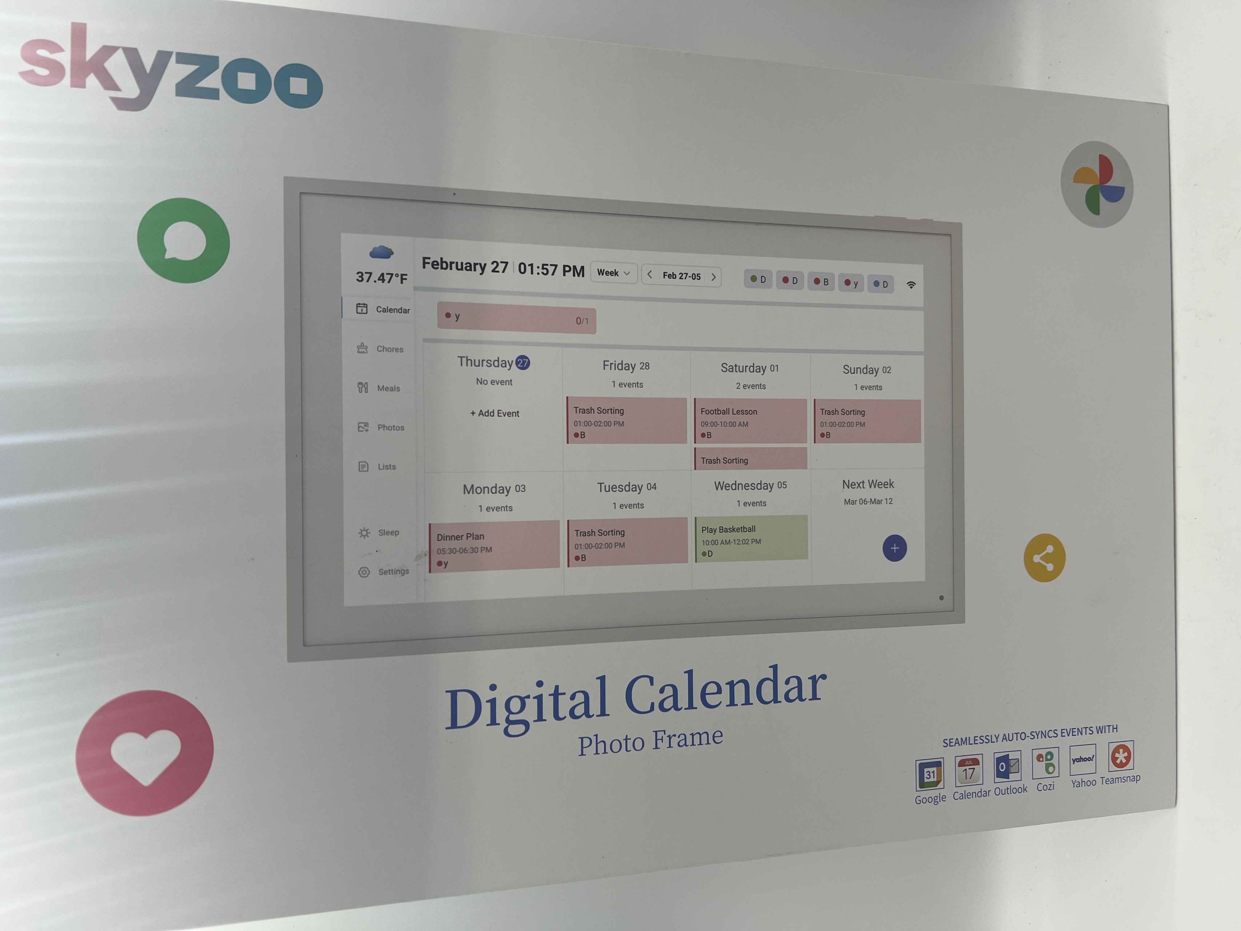 Skyzoo Digital Calendar showing photo slideshow