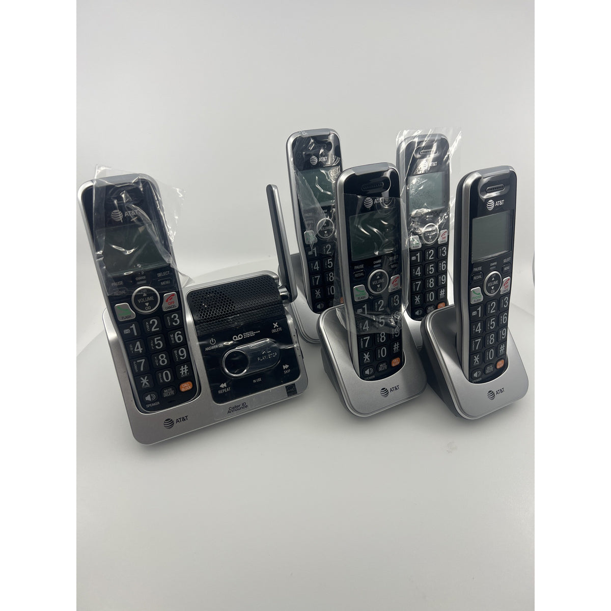 AT&T BL102-5 Cordless Phone 5-Handset DECT 6.0 Silver/Black Like New — photo 3