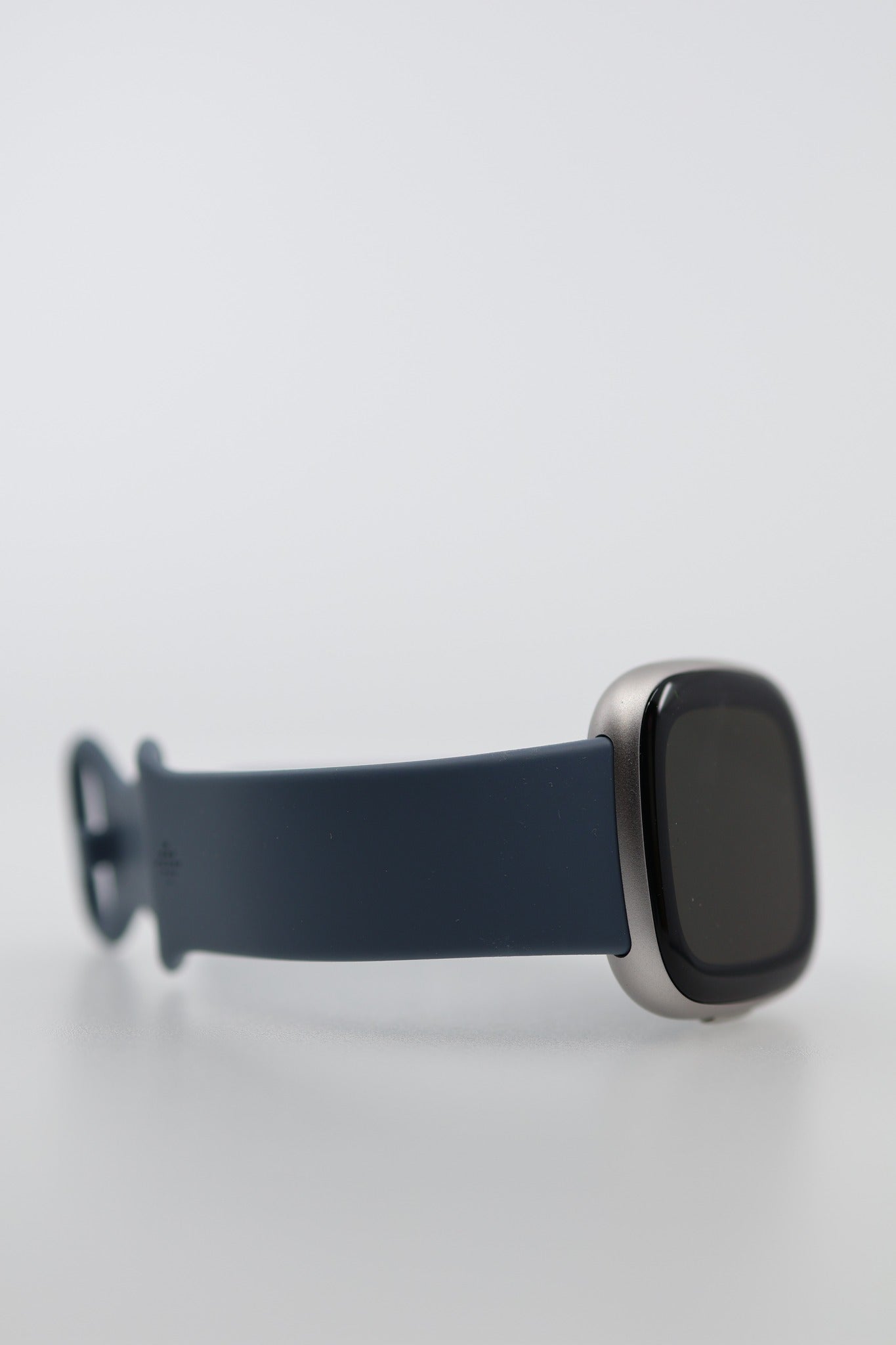 Fitbit Versa 4 side profile with blue band